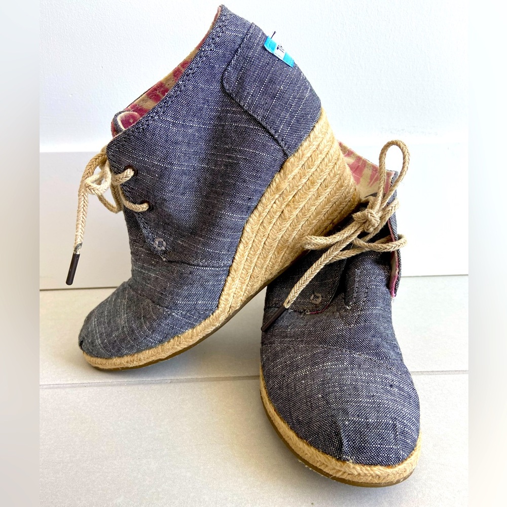 TOMS Desert Lace‑Up Chambray Wedge Espadrilles – Rope Heel | Size 7